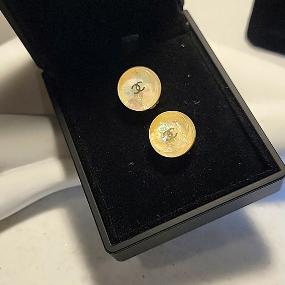 Lowest price💯Authentic Chanel Vintage Clip on Resin earrings